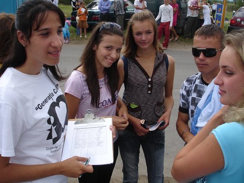 Tinerii de la Generaţia Curată adunând semnături. 