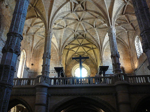 El coro, con la bóveda de la nave y el rosetón al fondo.