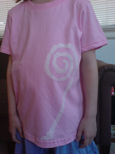 kid wearing t-shirt with a jetty-shaped spiral