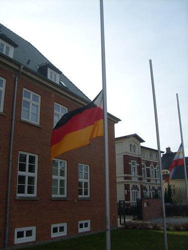 Flagge auf Halbmast zur Trauer