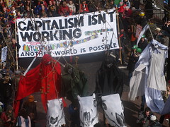 Un pancarta contra el capitalismo en Londres