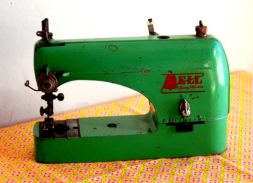 vintage mini sewing machine