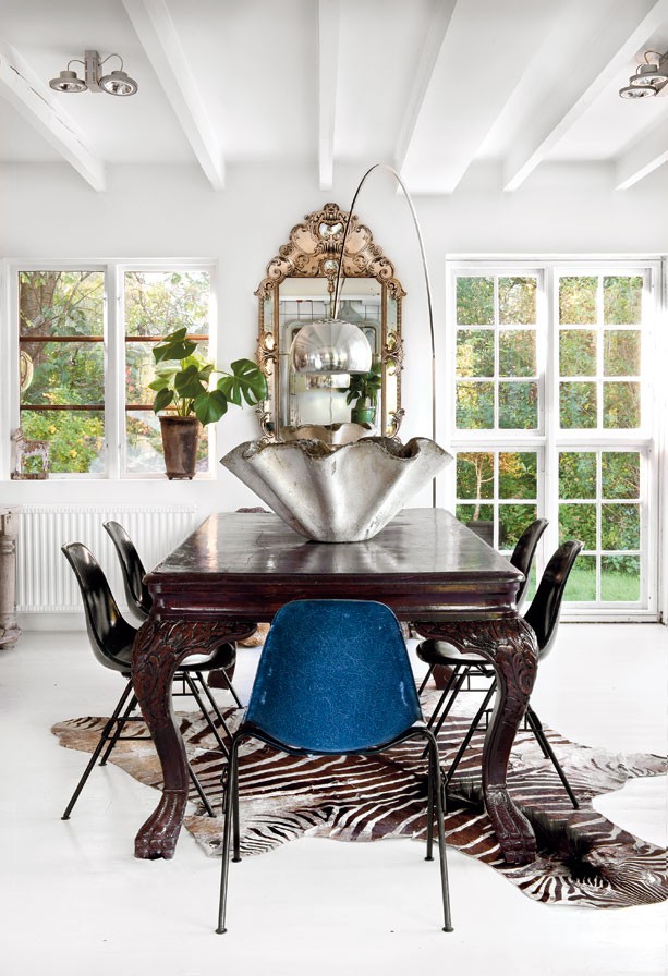 eclectic dining room with zebra rug, hemma_hos_Marie_Olsson_Nylander_2