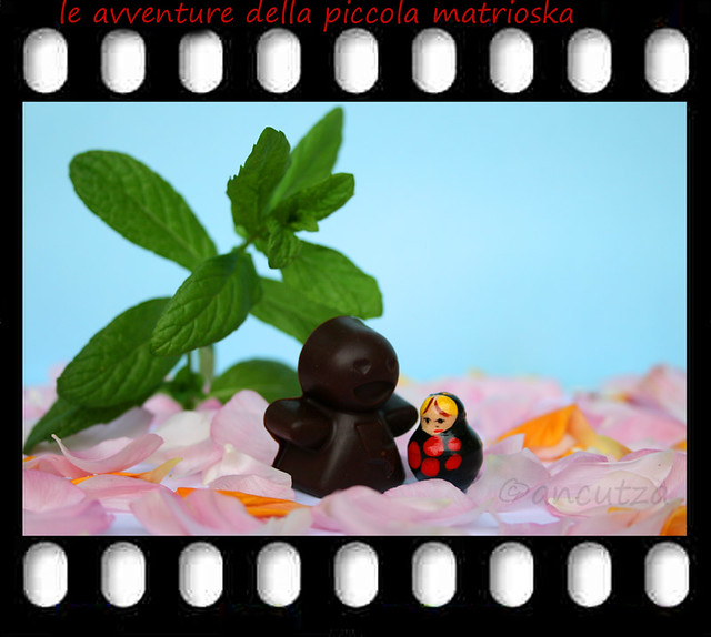 matrioska e l'uomo di cioccolato con petali di rose