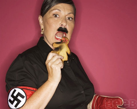 La provocazione di Roseanne Barr, vestita da Hitler. by you.