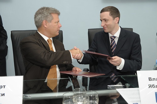 Bob Agee, VP of Cisco in Russia (left) shakes hands with Vladimir Yablonsky, Director at MCITA at the signing of the Russian education agreement