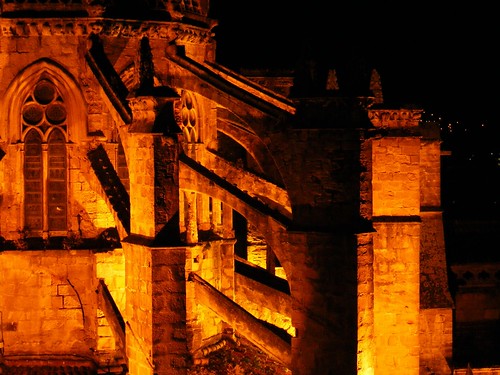 Contrafuertes iluminados de la catedral de Castro-Urdiales
