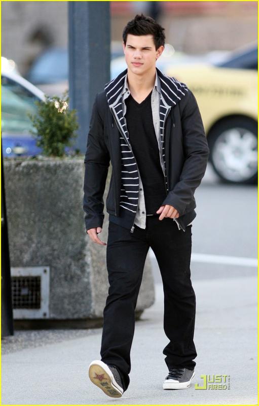 taylor-lautner-wolf-pack-lunch-09