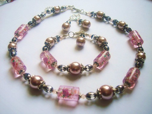  #GBN081+B+E = LOVELY IN PINK N+B+E Set  SGD$45 = Rose Champagne Color Glass Pearls , Czech Glass Beads with Swarovski Crystal Beads &amp; Silver Plated Metal Findings.&#13;&#10;&#13;&#10;Necklace : 16 -18 inches &#13;&#10;Bracelet : 7-8" inches&#13;&#10;Earrings : 4-5 cms.