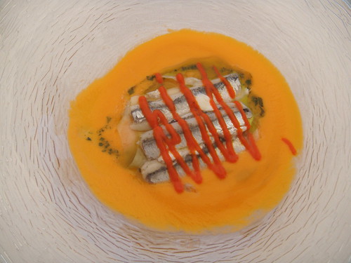 Lasaña fría de anchoas en sopa de tomate natural