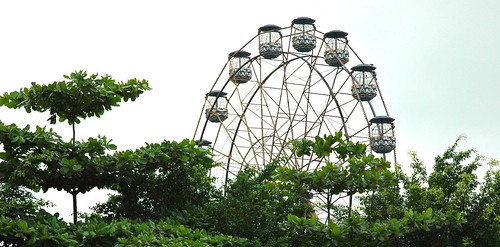 Fantasy Kingdom ferris wheel, Off season, Dhaka, Bangladesh by Wonderlane