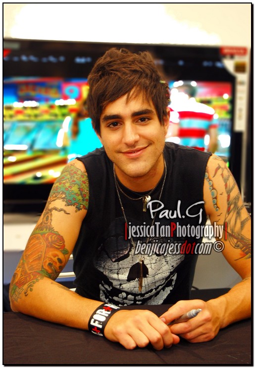 That's Paul DiGiovanni He's the lead guitarist my fave member