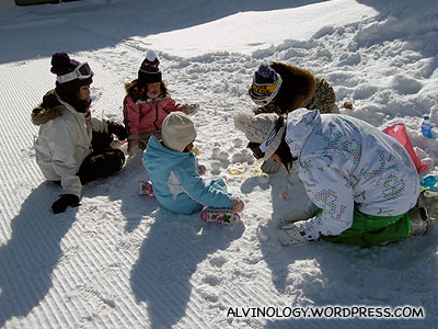 Kids making snowmen