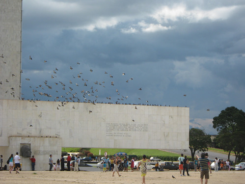 Pombos e visitantes na Praça dos Três Poderes