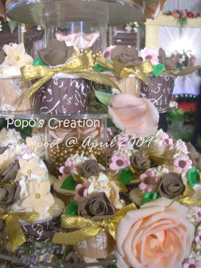 Brown-Gold Wedding Cupcake