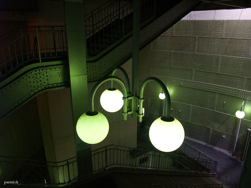 lampadaires verts de la station Cité