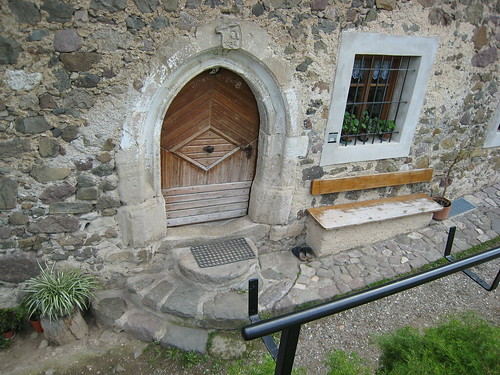 Alte Eingangstür eines jahrhundertealten, aber immer noch bewohntem Bauernhauses entlang des Höfeweges in Völs am Schlern