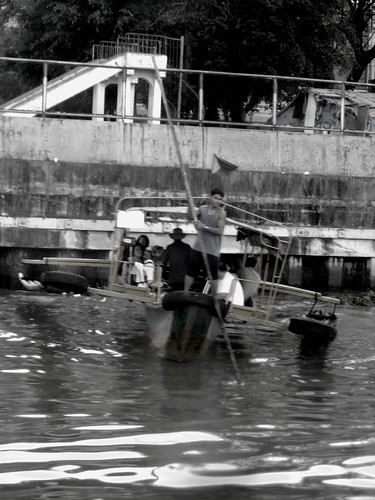 The old boat ride that brings people from Macati to Mandaluyong