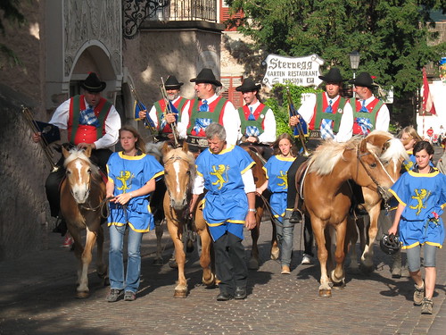 Reiter und Fanfarenbläser beim Einmarsch in St. Michael Eppan