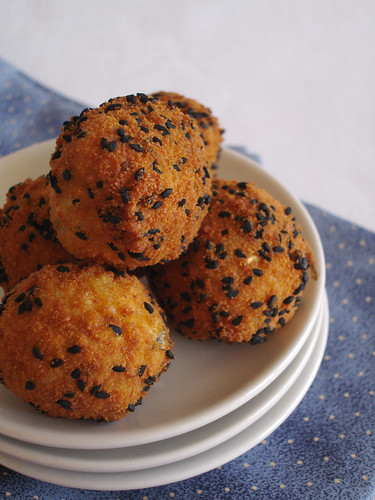 Rice fritters with nigella seeds