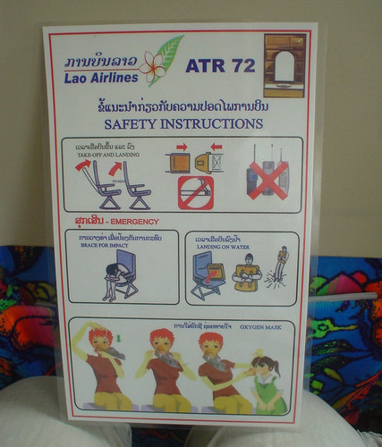 09.寮國航空的Safety Instructions的人物畫的很可愛