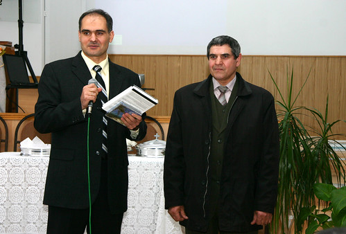 Vasile Filat dăruieşte unchiului Alexandru Filat cartea „Predicarea expozitivă” de Steven Olford