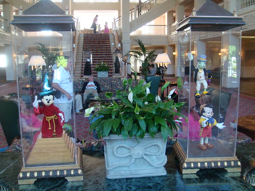 Detalle de muñecos en el Vestíbulo principal del Hotel