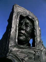 Buste de Jean-François de la Pérouse sur le pont Boieldieu par Jean-Marc De Pas