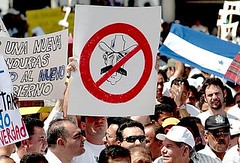 Pancarta con el rostro dibujado de Manuel Zelaya dentro de una señal de prohibición, durante una manifestación a favor del gobierno de facto hondureño el 30 de junio de 2009 en San Pedro Sula (Foto: giggey vía Flickr, licencia CC-BY-NC)