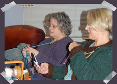 Joanne and Laurie learning to knit in the Portuguese Way