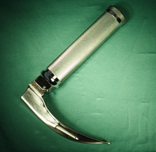 Laringoscopio, usado en el proceso de intubación.