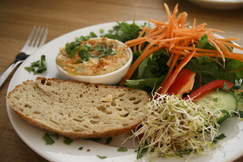 No Knead Bread with Hummus and Salad