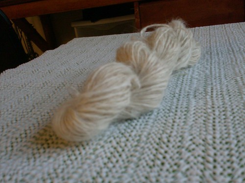 Fuzzy soft suri alpaca white handspun yarn