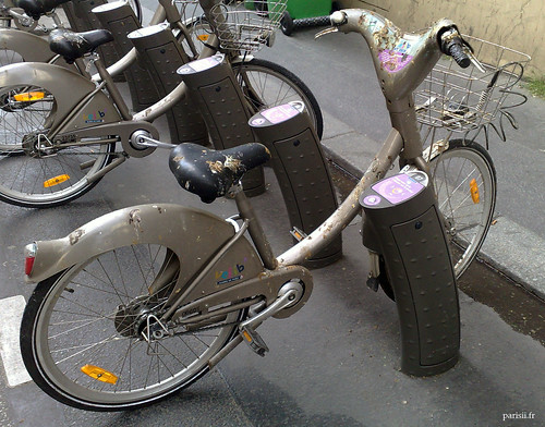 Vélos parisiens, recouverts de merde de pigeon