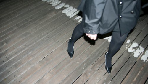 Heartgirl getting her shoe stuck on the Brooklyn Bridge.