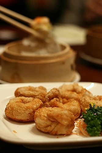 Deep-fried scallop pastry with onion and garlic (S$4.50)