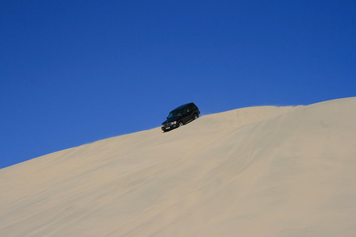 Jeep auf Düne in Wüste