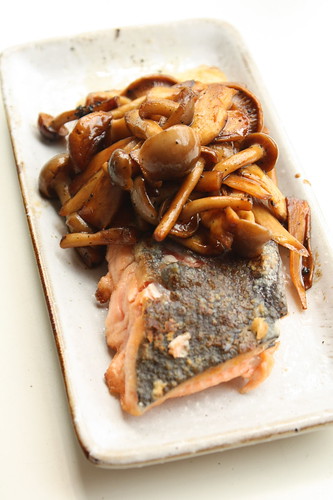 Japanese flavour meuniere de saumon with mushroom