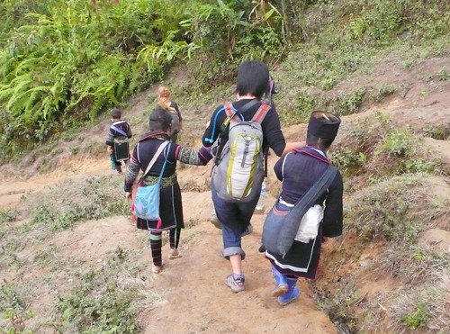 hmong ladies helping the falling girl