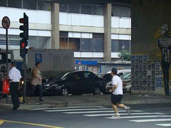 Pedestre corre para atravessar cruzamento das ruas Amaral Gurgel e Marquês de Itu
