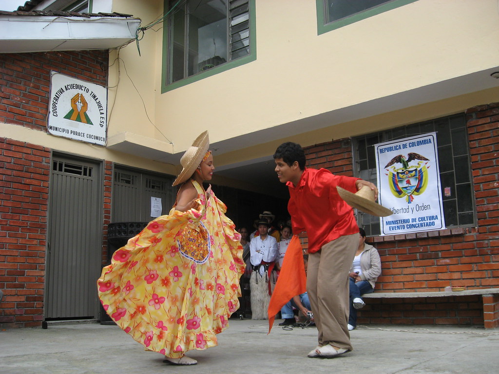 Bailando
                  la cumbia en Coconucos