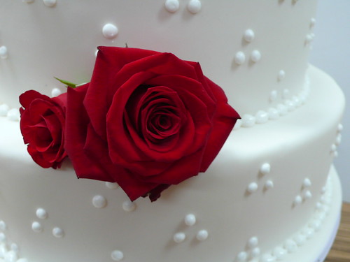 white wedding cakes with red roses. Red Roses White Wedding cake