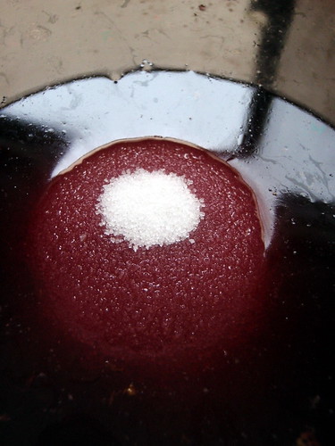 Dissolving sugar in red wine