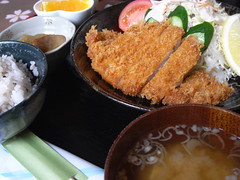 フードスペース めぐみ「白金豚ロース豚カツ定食」（980円）