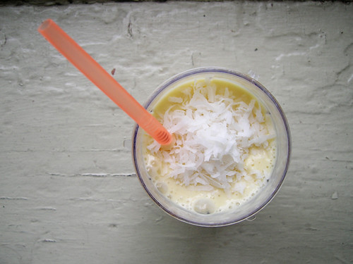 utah's mango pineapple yogurt smoothie with coconut