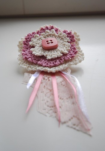 Brooch in white and pink