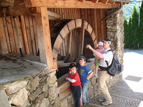 Alte Mühle in Tschars an einem der Ausläufer des Schnalserwaals - der gesamte Wegverlauf ist auch für Kinder sehr interessant
