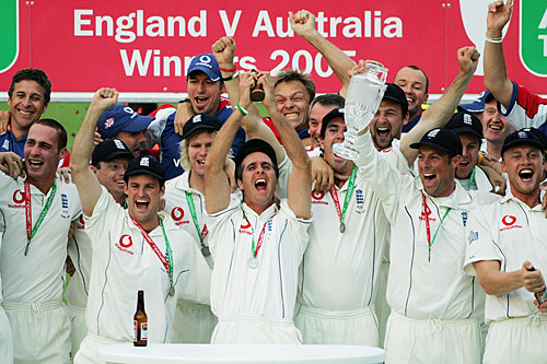 The English team celebrate winning the Ashes after 16 yers-Australia vs 