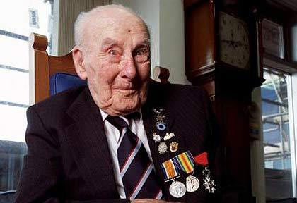 henry-allingham_britain_oldest_WWI_veteran