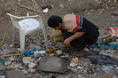 Μετανάστης στην αναζήτηση τροφής στα σκουπίδια. Περισσότερα για την φωτογραφία στο Flickr.